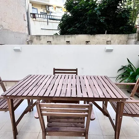 Centrally Located アパート