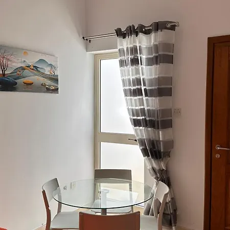 Centrally Located アパート