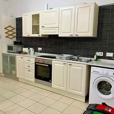 Centrally Located Lägenhet Gzira