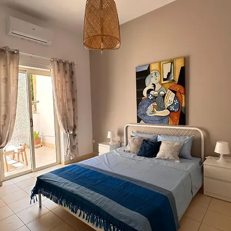 アパート Centrally Located