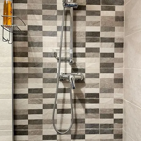 アパート Centrally Located グジラ