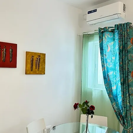 Centrally Located Lägenhet *