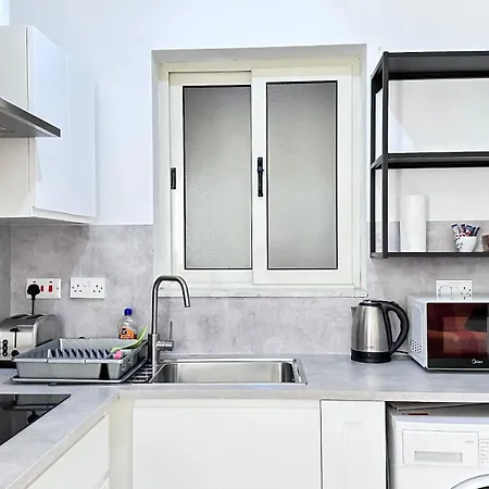 Centrally Located アパート